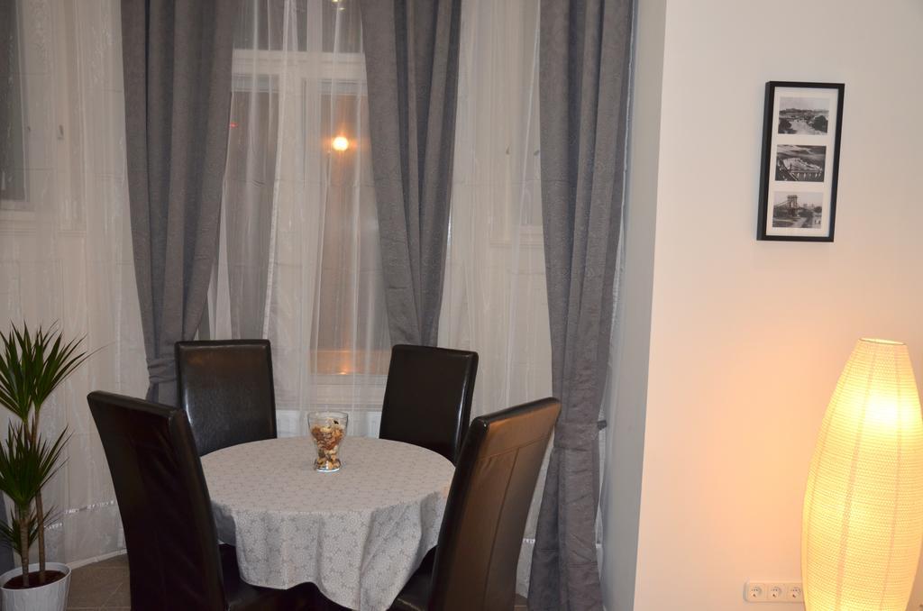 Vaci Street Downtown Apartments Будапеща Стая снимка