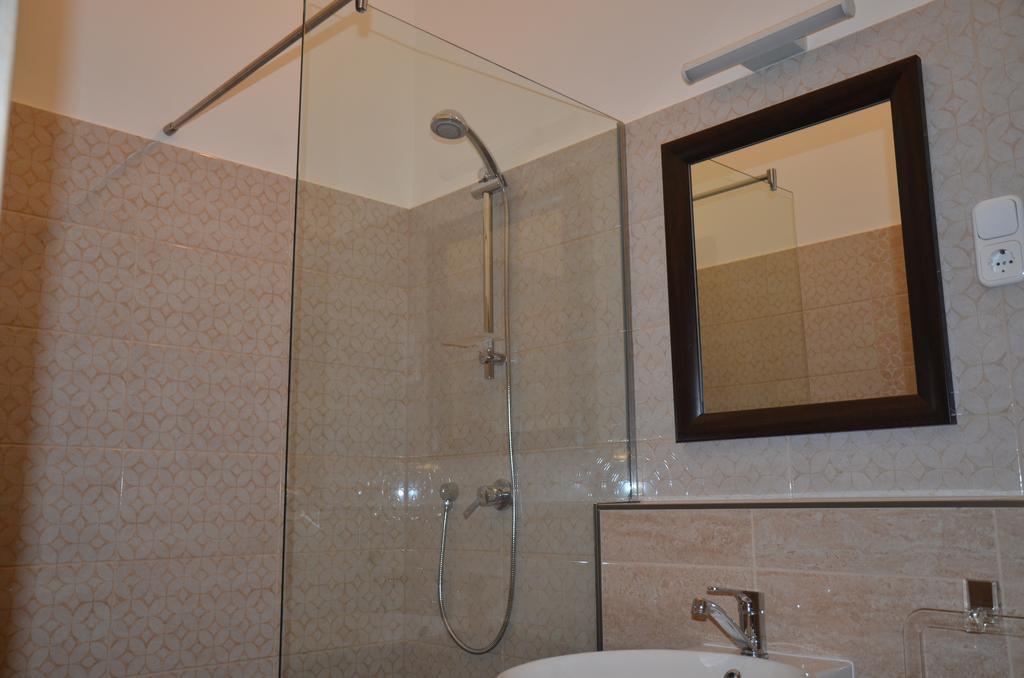 Vaci Street Downtown Apartments Будапеща Стая снимка