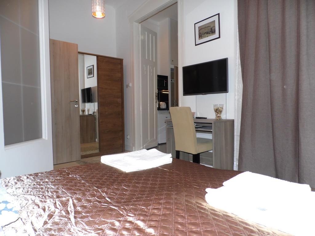 Vaci Street Downtown Apartments Будапеща Стая снимка